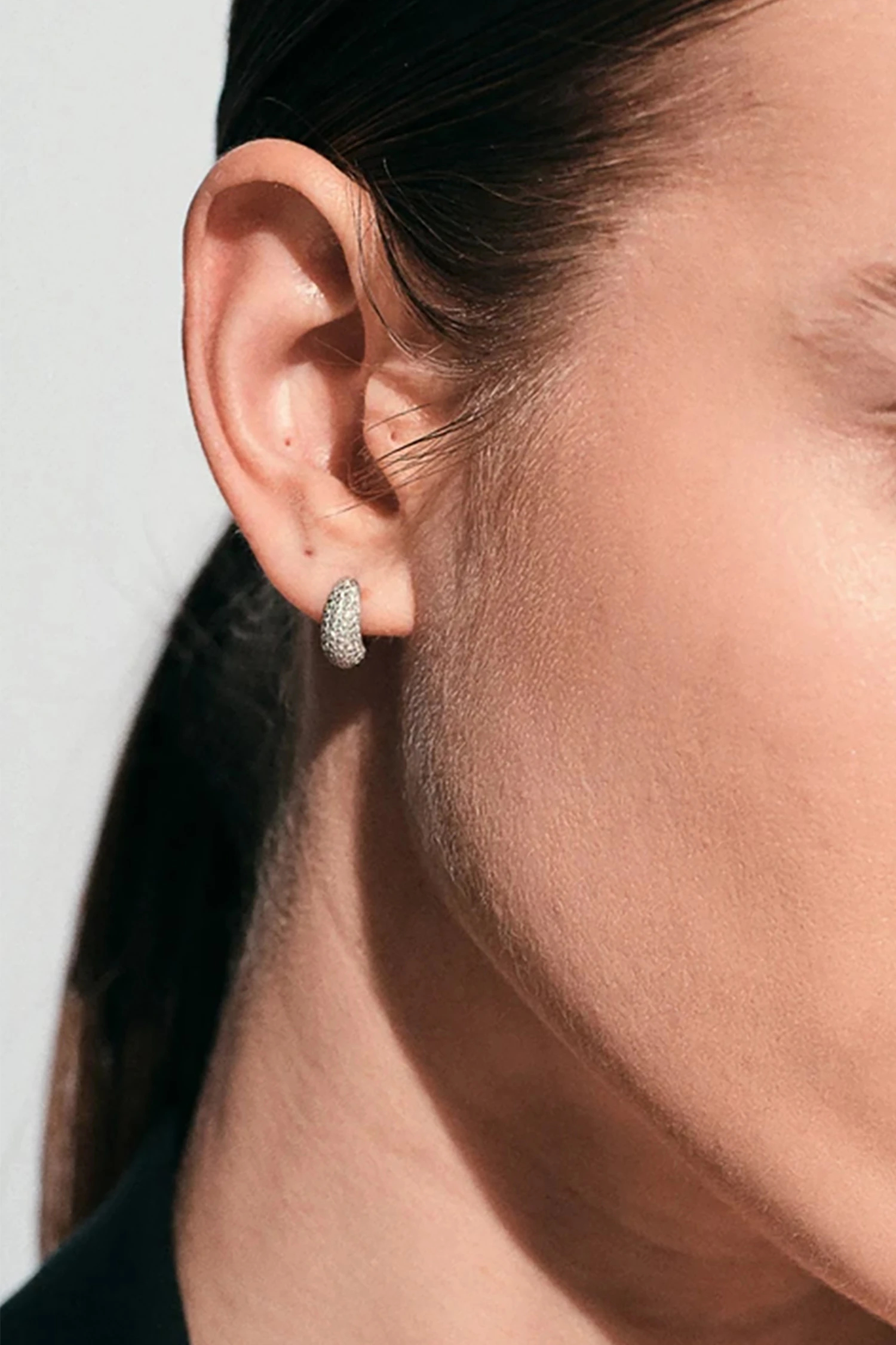 【定価4.8万】TOM WOOD Ice Huggie Pave ピアス M 定価4.8万】TOM WOOD Ice Huggie Pave ピアス M