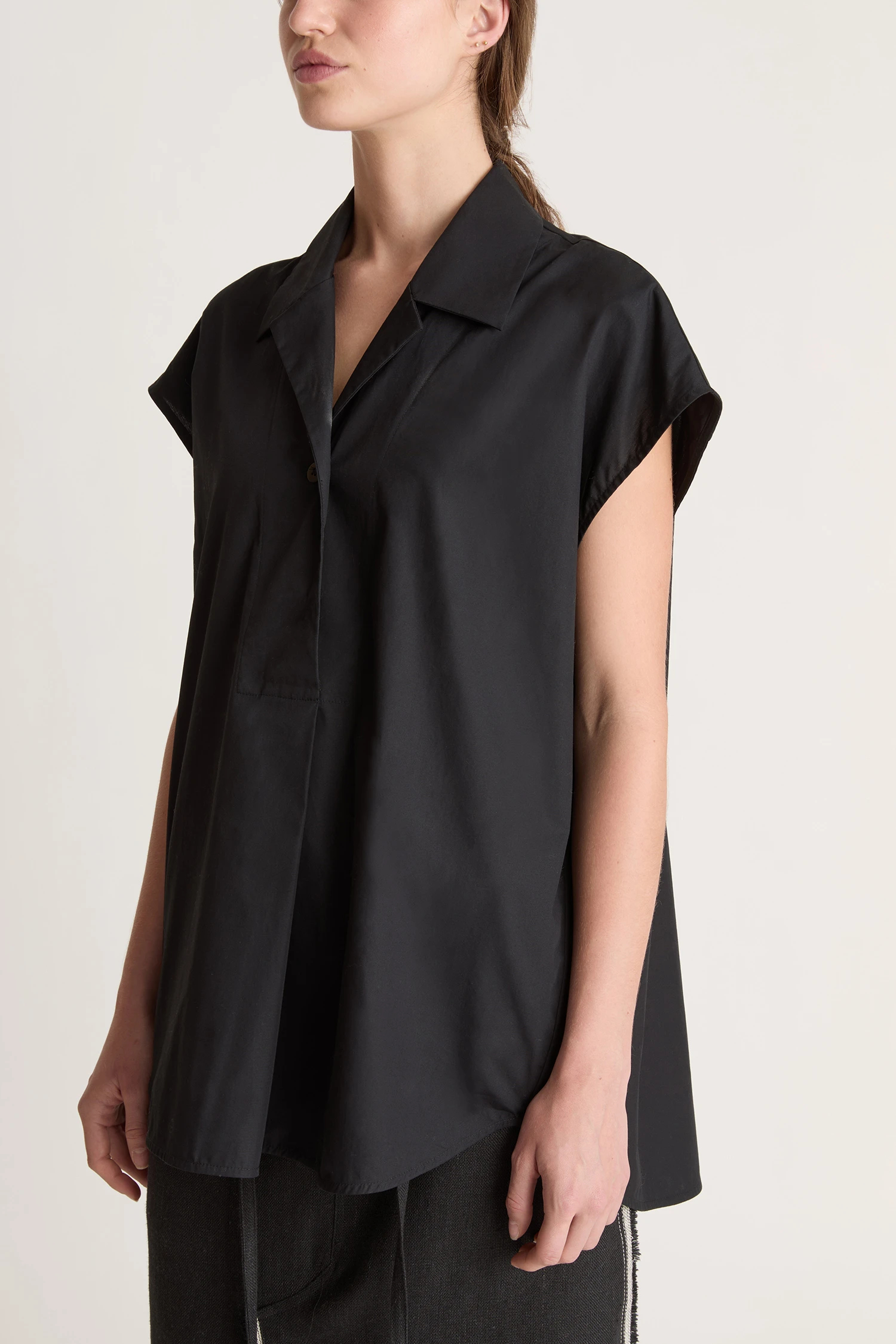 Lee Mathews（リー マシュー）｜Emilie Sleeveless Shirtアイテムの 